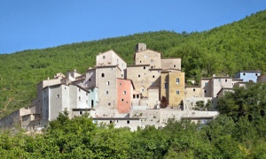Продава се за 22,8 млн. евро средновековно италианско село
