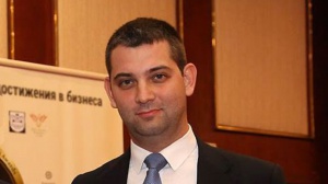 Вече втори час депутат бламира промените в Конституцията