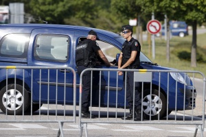 Френската полиция откри огън по кола, пробила кордона на „Тур дьо Франс“