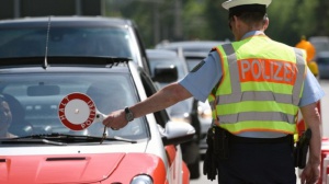 Австрийската полиция задържа български фургон с 42 мигранти