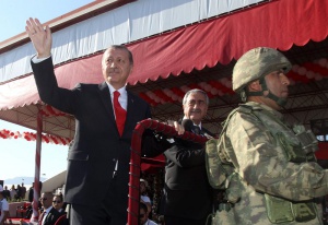 Турция се захвана с война на два фронта. Уж.