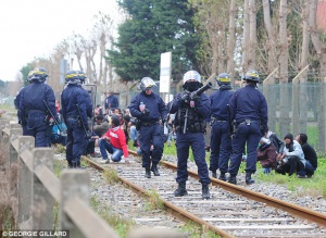 Камерън изпраща служебни кучета срещу имигрантите