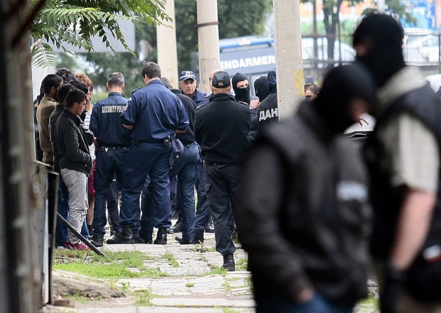 35 лица с чуждестранен произход са задържани при полицейска акция
