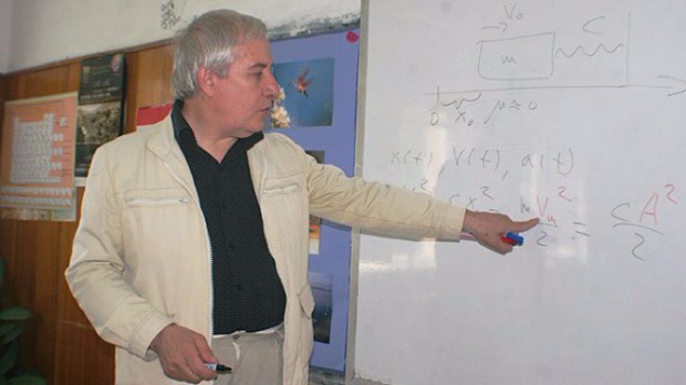 Родители скочиха срещу учителя по физика Теодосий Теодосиев