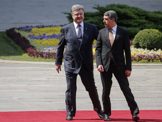 ТАСС: Неизвестни са скъсали 15 български флага, вземайки ги за руски