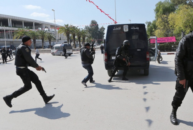 Заради опасността от тероризъм Тунис вдига стена по границата с Либия