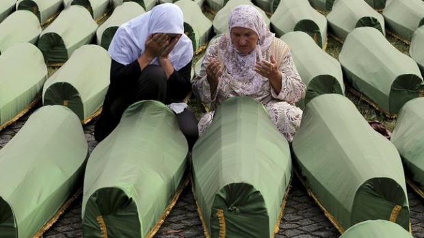 Замериха сръбския премиер с камъни на годишнина от клането в Сребреница