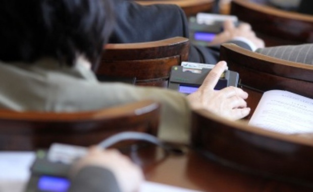 Депутат иска инструкции чрез SMS как да гласува (СНИМКА)