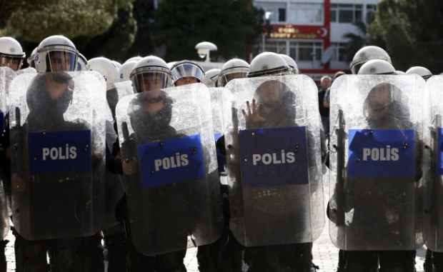 Двама турски полицаи убити при кюрдско нападение