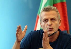 Москов ще "размагьосва" митове за задължителните ваксини