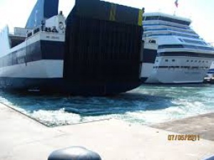 Мароканец се задуши в куфар при опит за нелегално влизане в Испания