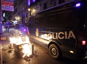 Десетки ранени при сблъсъци на бежанци и полицаи в Испания