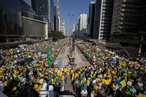Близо милион бразилци поискаха импийчмънт за Дилма Русеф