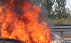 Камион с течен алуминий лумна в пламъци на път в Германия
