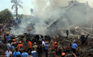 Извадиха труповете от разбилия се индонезийски самолет