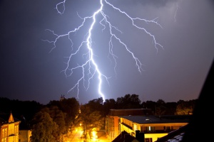 Съвети за безопасност при гръмотевични бури през лятото