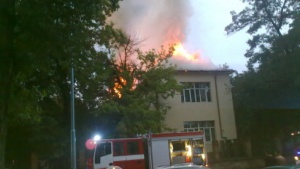 Пожар горя в Пловдив, опасност от взрив отцепи квартал