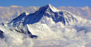 Подновиха издаването на разрешителни за изкачване на Еверест