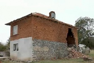 Пострадалите от урагана в Ботево не чакат държавата, сами ремонтират