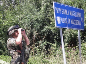 Армията се разположи на границата с Македония заради бежанците