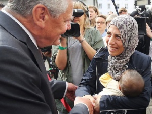Гаук похвали доброволците при бежанците: Има и светла Германия