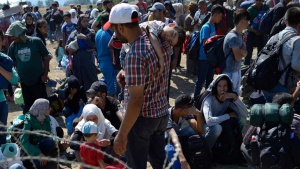 Сблъсъци сред бежанците избухнаха на гръцко-македонската граница