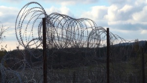 Унгария завършва предсрочно оградата по границата си