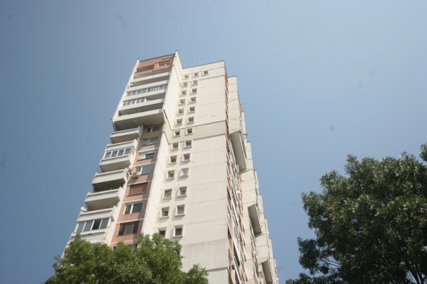 Мъж скочи от 20-я етаж на блок в София