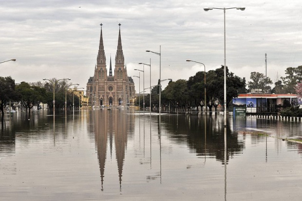 Евакуираха 10 хиляди души заради пороите в Аржентина