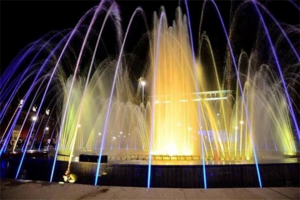 Пуснаха пеещия фонтан във Варна, струята достига 41 метра