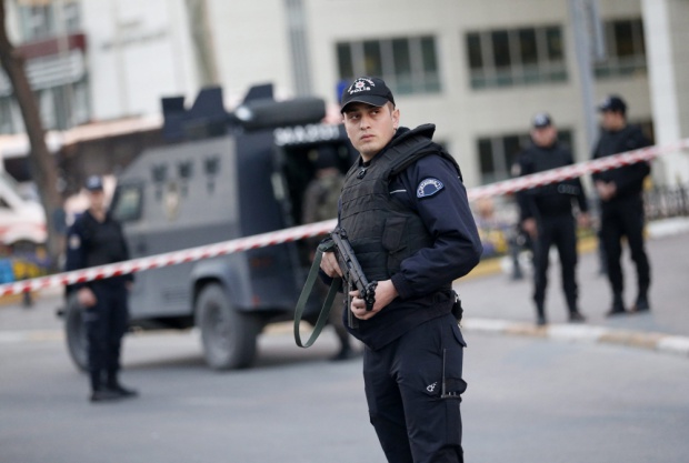 Стрелба избухна пред дворец в Истанбул, ранен е полицай