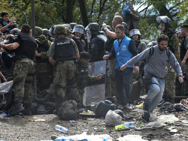 Няколко хиляди мигранти щурмуваха оградата на Македония