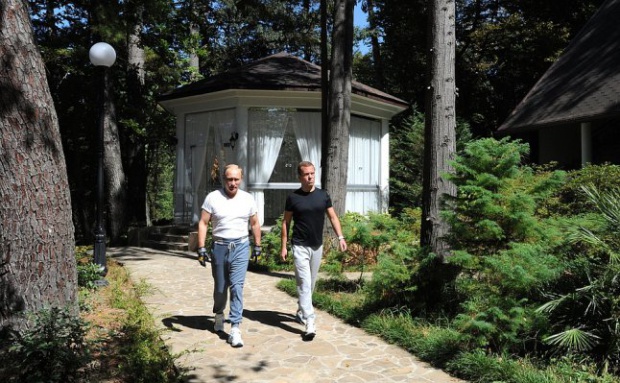 Снимки на Путин и Медведев станаха хит