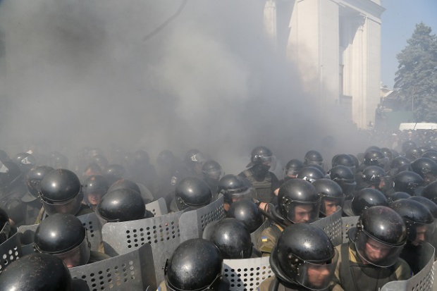 Силен взрив избухна пред парламента в Киев (Снимки)