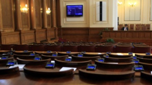 Липса на кворум провали извънредното заседание на парламента