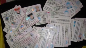 Масово изкупуват  български лични карти, продават ги на бежанци