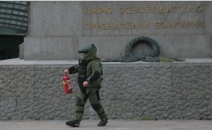 Пожарогасител пред парламента стресна полицията