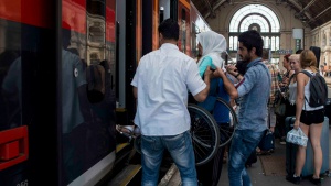 Унгарската полиция спира временно влаковете от Будапеща