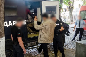 Задържаха 18 бежанци, настанени в апартамент в София