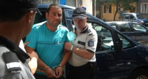 Отлагат екстрадицията на шофьора на камиона-ковчег