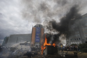 Клади пред сградата на ЕК, отговор: 500 млн. евро извънредна помощ за фермерите