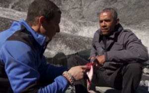 Барак Обама дояде сьомга, оставена от мечка