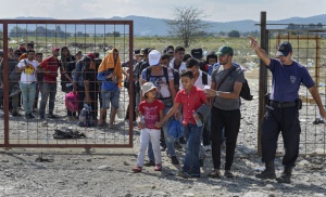 Унгария спря регистрации на бежанци, направо ги транспортира до Австрия