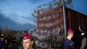 Унгария пази границата си с вагон с бодлива тел