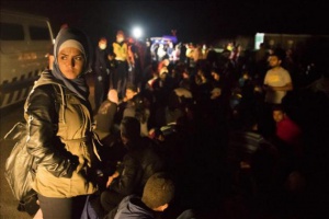 Унгарската полиция озаптява бежанците със сълзотворен газ и водомети (обновена)