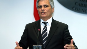 Австрийският премиер лети за Хърватия и Словения заради бежанската криза