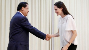 Анджелина обратно в Камбоджа заедно с осиновения си син