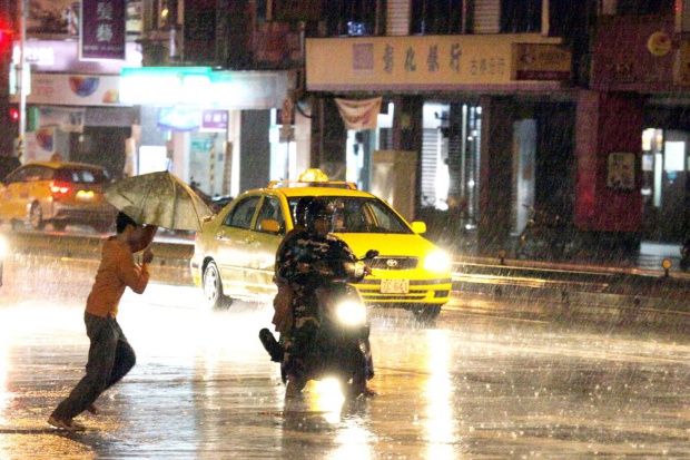 Тайфун вилня три часа в Тайван, двама загинаха