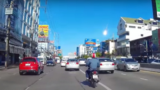 Мистериозно огнено кълбо шокира Банкок