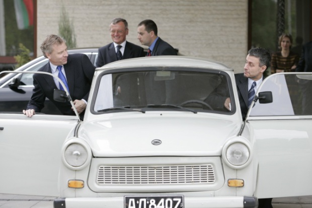 Трабантът на Соломон Паси застава до танковете в музея